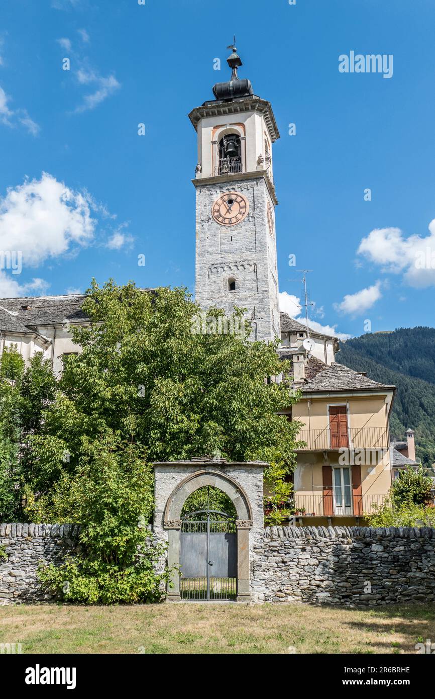 Valle Vigezzo, Italia - 08/22/2020: Bella casa dipinta a Santa Maria maggiore. Foto Stock