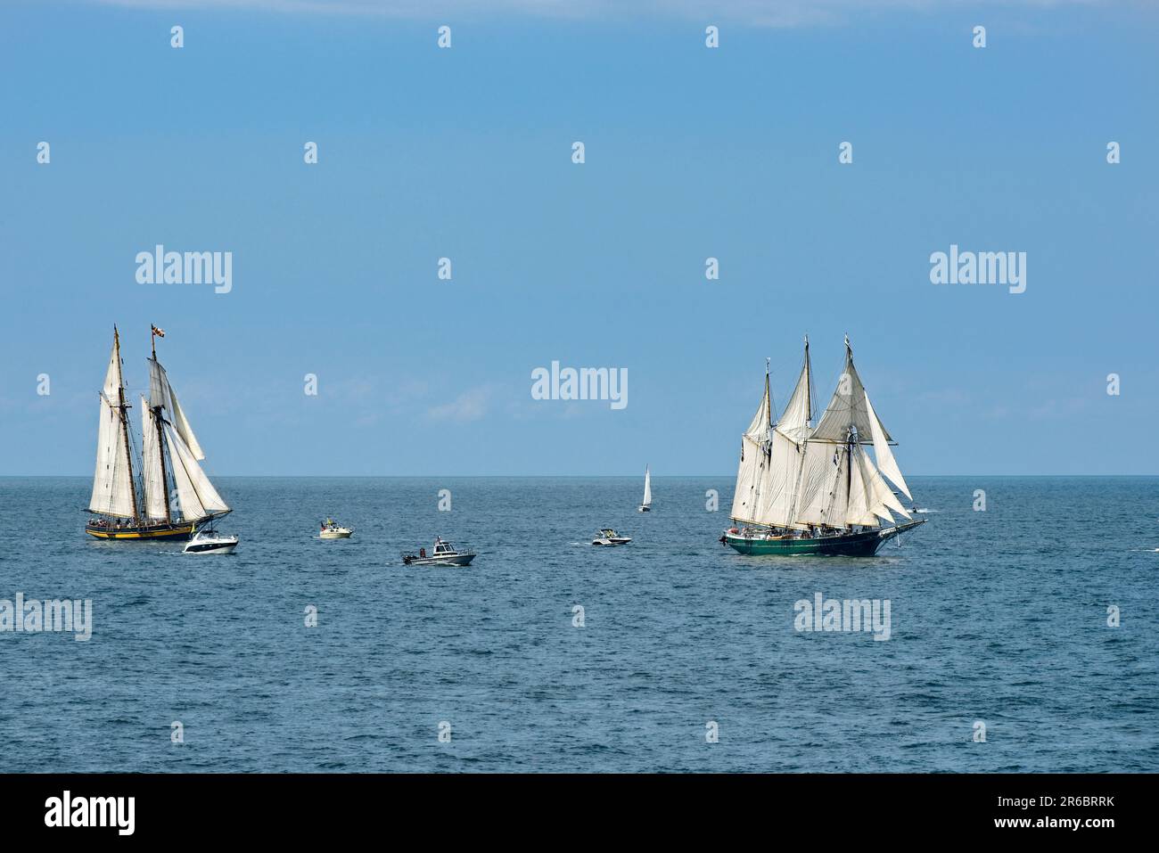 Due navi alte, il Pride of Baltimore (a sinistra) e il Denis Sullivan, navigano sul lago Erie durante il Cleveland Tall Ships Festival 2019. Foto Stock
