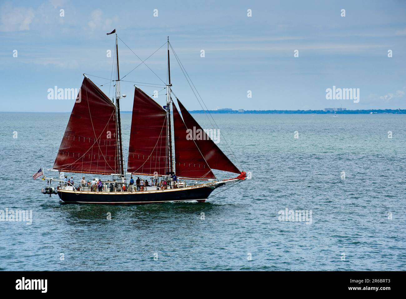 La nave alta Inland Seas, naviga sul lago Erie con la costa orientale visibile in lontananza nel festival delle navi Tall di Cleveland del 2019. Foto Stock