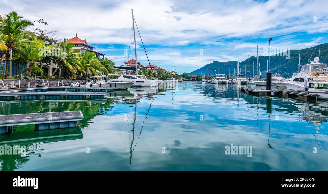 Barche e yacht di lusso ormeggiati nel porto turistico di Eden Island Mahe Seychelles. Foto Stock
