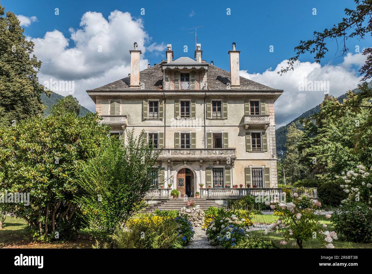 Valle Vigezzo, Italia - 08/22/2020: Bella casa dipinta a Santa Maria maggiore Foto Stock