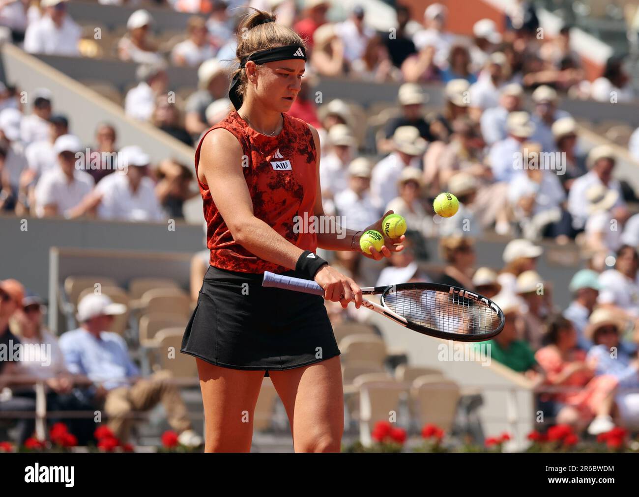 Parigi, Francia. 08th giugno, 2023. Karolina Muchova della Repubblica Ceca gioca contro Aryna Sabalenka della Bielorussia al Roland Garros French Tennis Open di Parigi, in Francia, giovedì 8 giugno 2023. Muchova ha vinto 7-6, 6-7, 7-5 e si è qualificata per la finale. Foto di Maya Vidon-White/UPI Credit: UPI/Alamy Live News Foto Stock