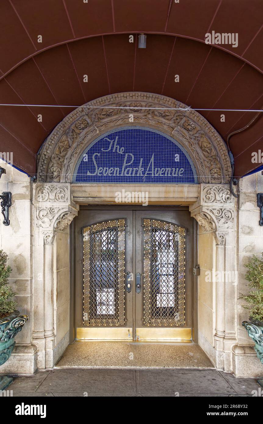 Dettagli decorati della porta d'ingresso al Seven Park Avenue, un alto edificio residenziale progettato da Emery Roth nella East 34th Street. Foto Stock