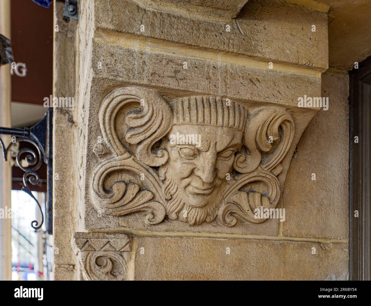 Dettagli decorati della porta d'ingresso al Seven Park Avenue, un alto edificio residenziale progettato da Emery Roth nella East 34th Street. Foto Stock