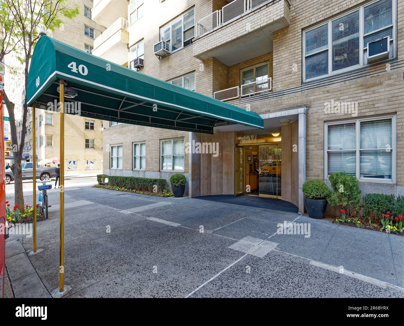 Il 40 Park Avenue è un alto edificio residenziale progettato da Emery Roth, dotato di balconi, situato nella East 36th Street, nella Murray Hill di Manhattan. Foto Stock
