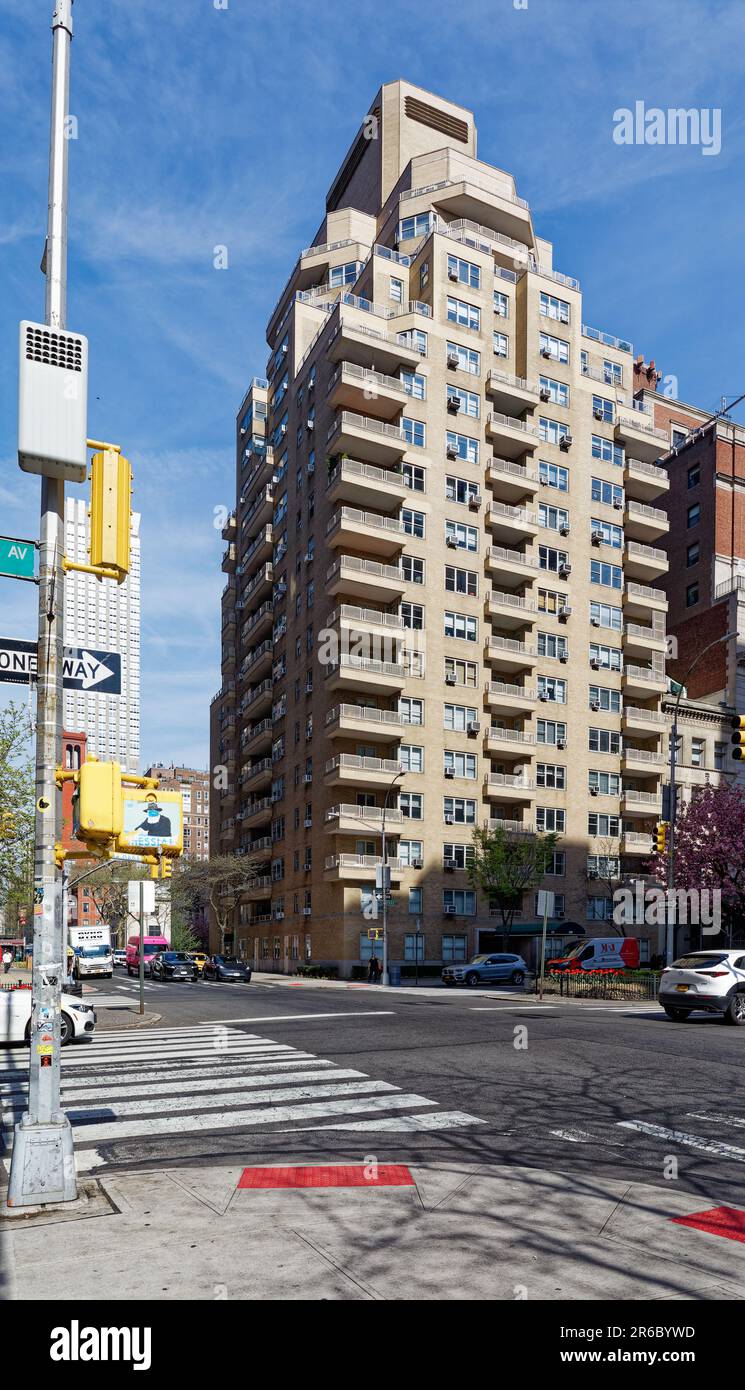Il 40 Park Avenue è un alto edificio residenziale progettato da Emery Roth, dotato di balconi, situato nella East 36th Street, nella Murray Hill di Manhattan. Foto Stock