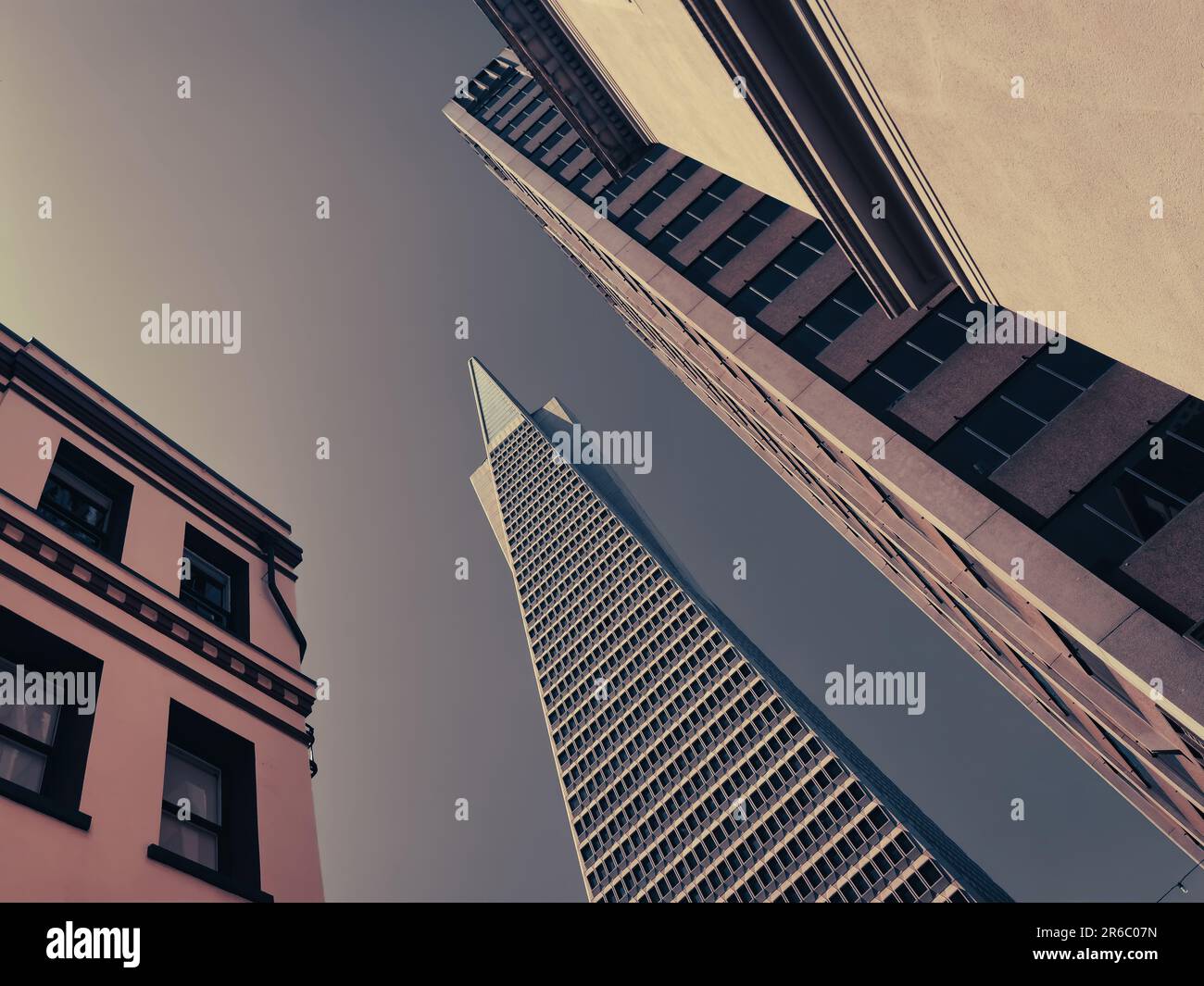 Alto e moderno edificio, con l'iconico edificio Transamerica, tra uno skyline urbano. Foto Stock