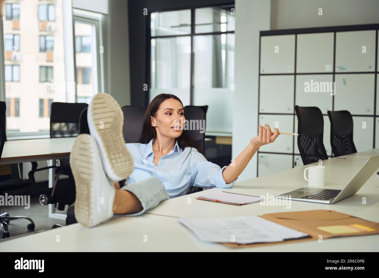 Grave capo femmina che ha conversazione con il dipendente in un ufficio open-plan Foto Stock