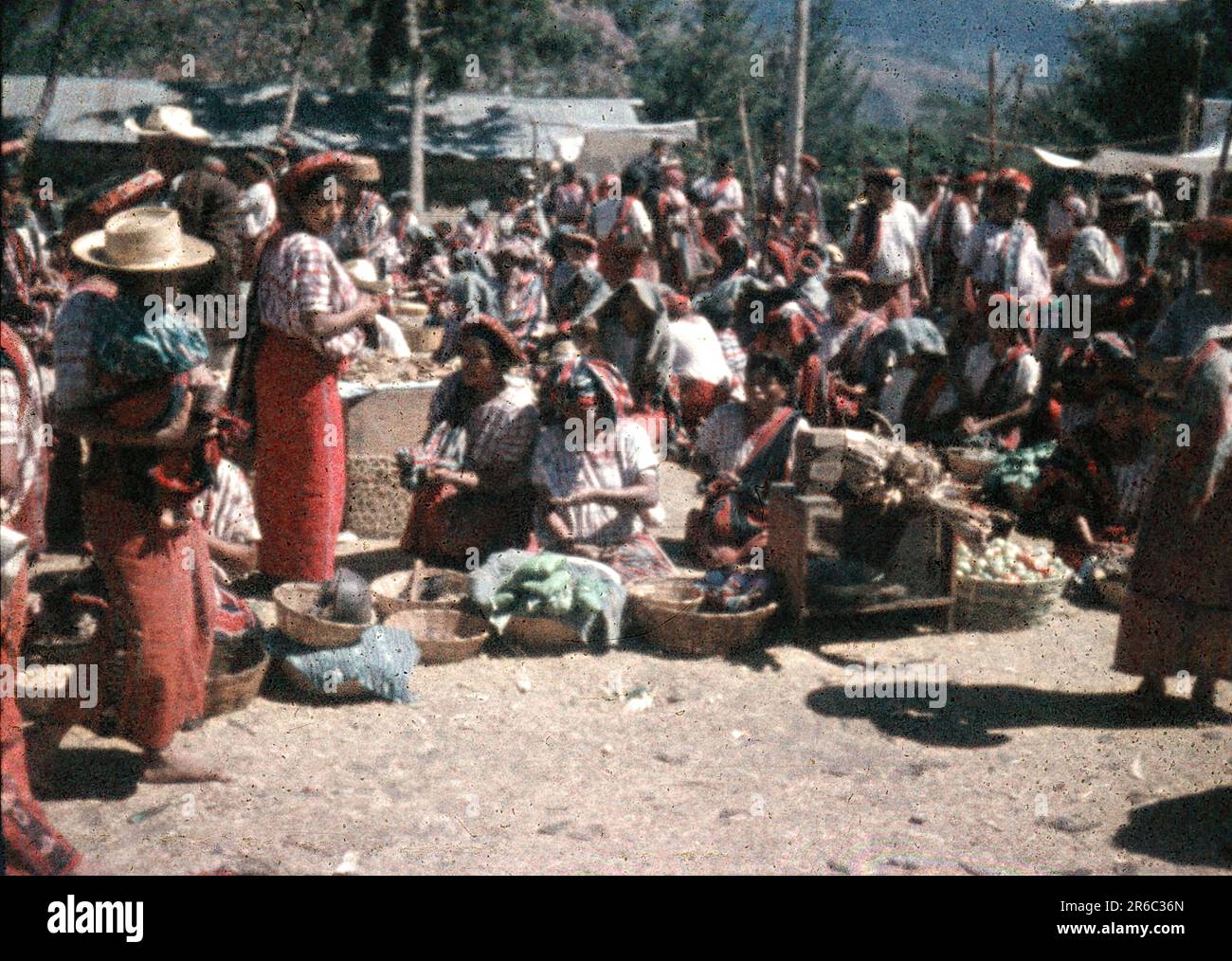 1950s- America Latina, persone in un mercato all'aperto, Minox vintage 8 mm slide film scan Foto Stock