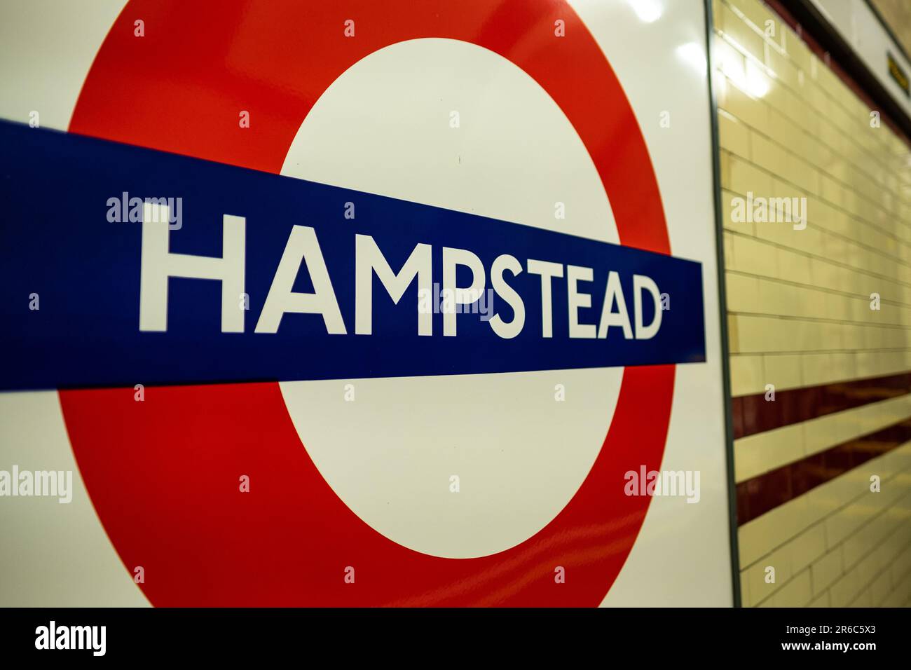 LONDRA - 21 MARZO 2023: Stazione della metropolitana di Hampstead, una stazione della Northern Line nel quartiere di Camden, nel nord di Londra Foto Stock