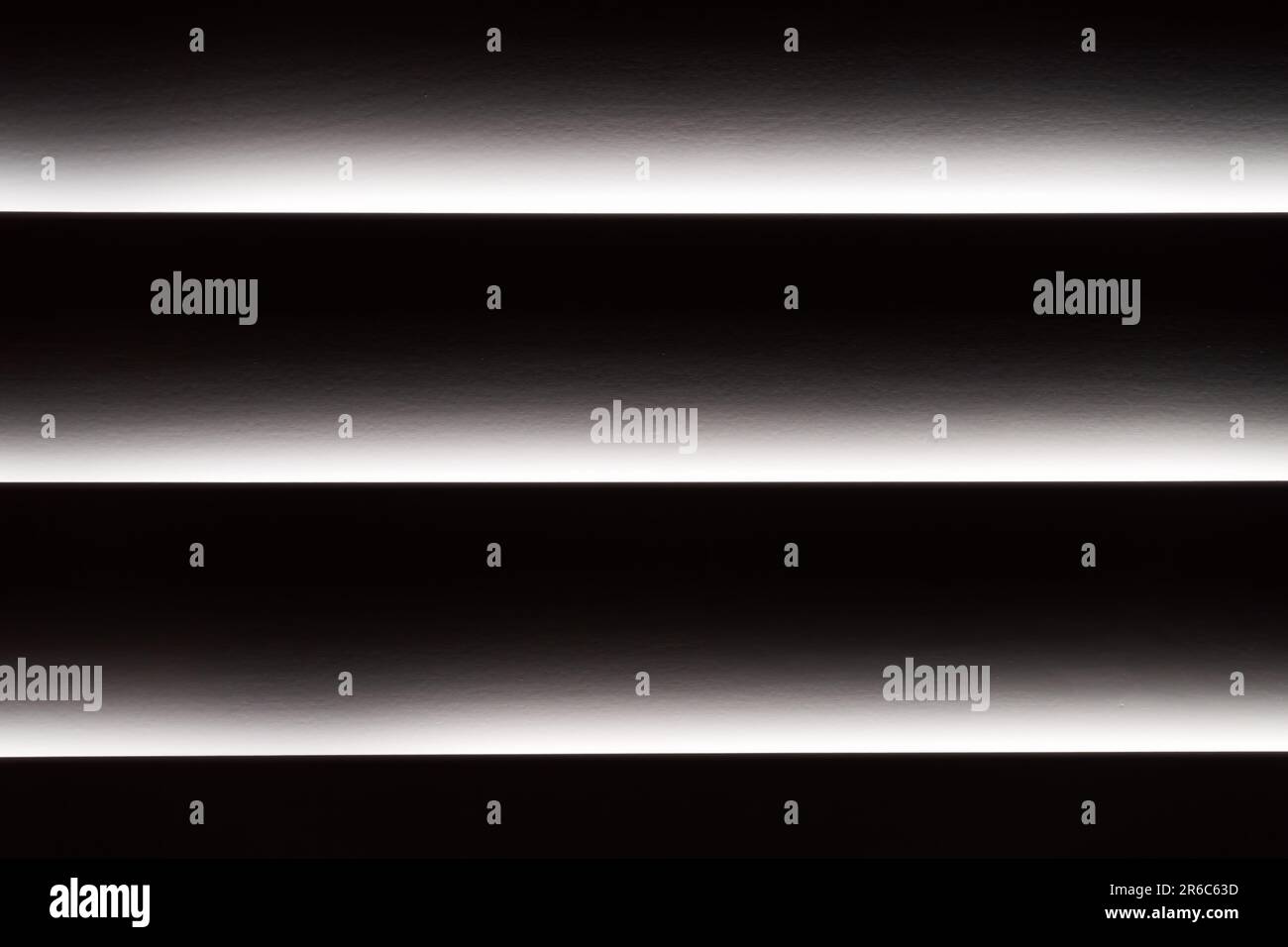 Drammatica luce del sole cinematografica attraverso le alte persiane in legno da piantagione larghe 3,5 metri. Orizzontale. Foto Stock