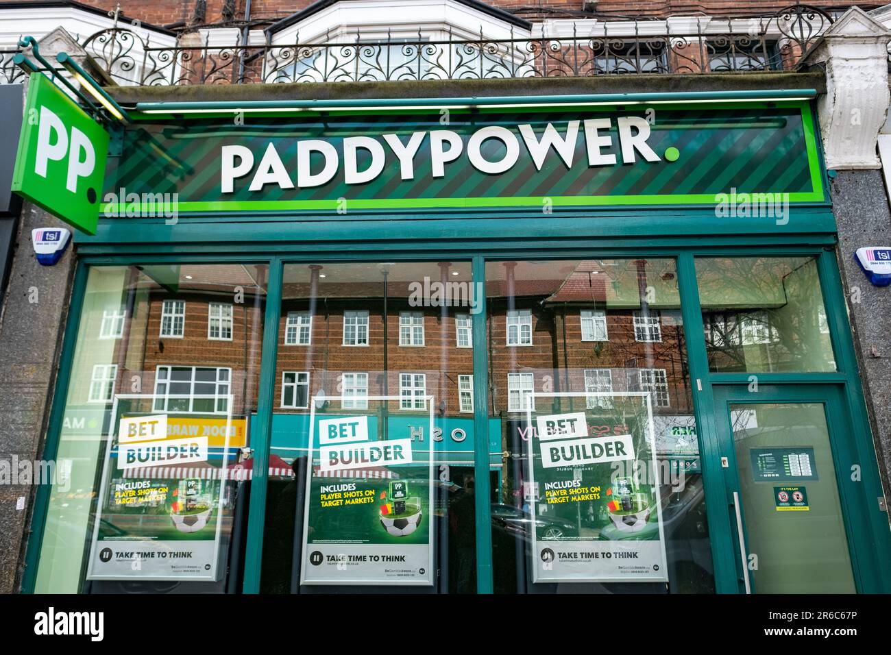 Londra - Marzo 2023: Negozio di scommesse Paddy Power a Golders Green, un'area del nord di Londra nel quartiere di Barnet Foto Stock