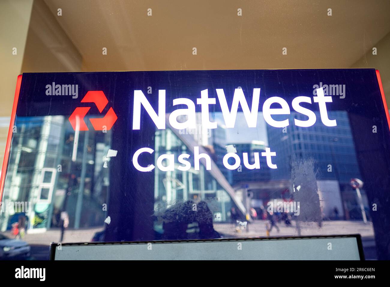 LONDRA - 21 MARZO 2023: Filiale NatWest nel centro di Londra SW1 - British High Street Retail e banca commerciale Foto Stock