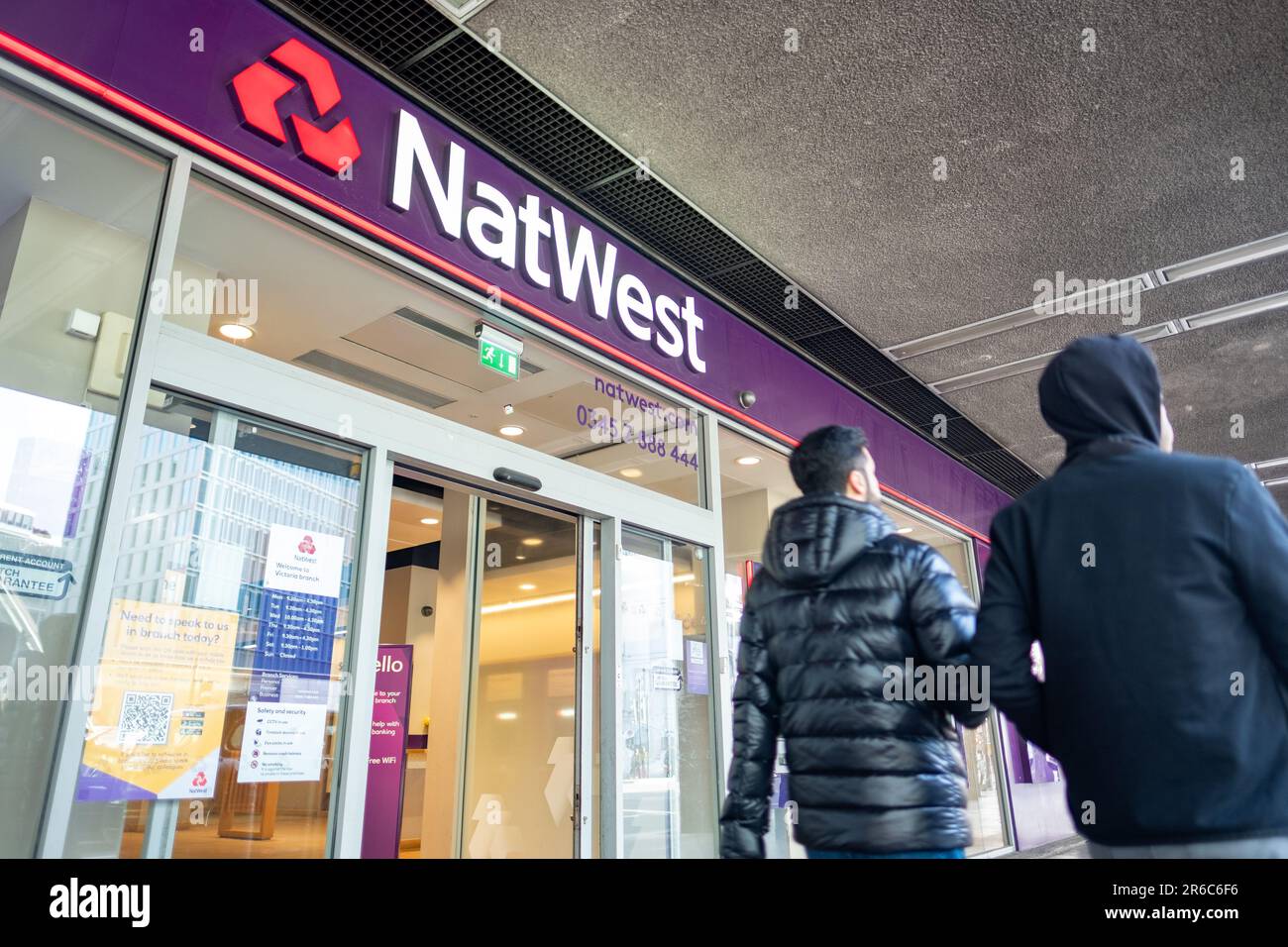 LONDRA - 21 MARZO 2023: Filiale NatWest nel centro di Londra SW1 - British High Street Retail e banca commerciale Foto Stock