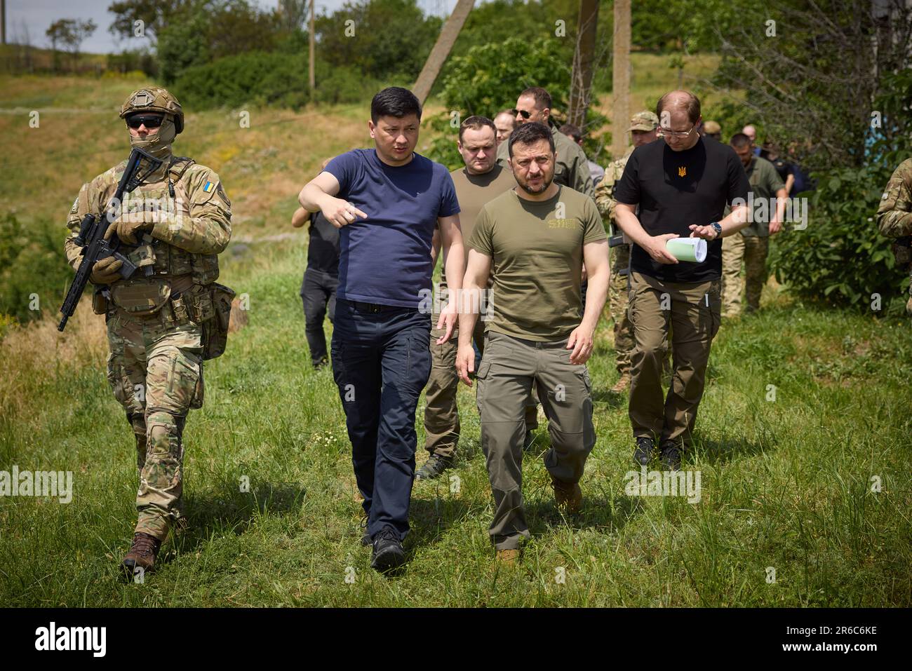 Durante una visita di lavoro nella regione di Mykolaiv, il presidente dell'Ucraina Volodymyr Zelensky ha ispezionato le condizioni della principale stazione di pompaggio della gestione dei canali del fiume Inhulets, che è stata allagata a causa del brillamento della diga della centrale idroelettrica di Kakhovka. Il Capo dello Stato è stato informato sulle misure adottate dalle autorità locali per soddisfare le urgenti esigenze dei residenti locali in materia di acqua potabile. Hanno anche discusso soluzioni a lungo termine per fornire acqua potabile alla città di Mykolaiv. Foto:Ufficio presidenziale Ucraina Foto Stock