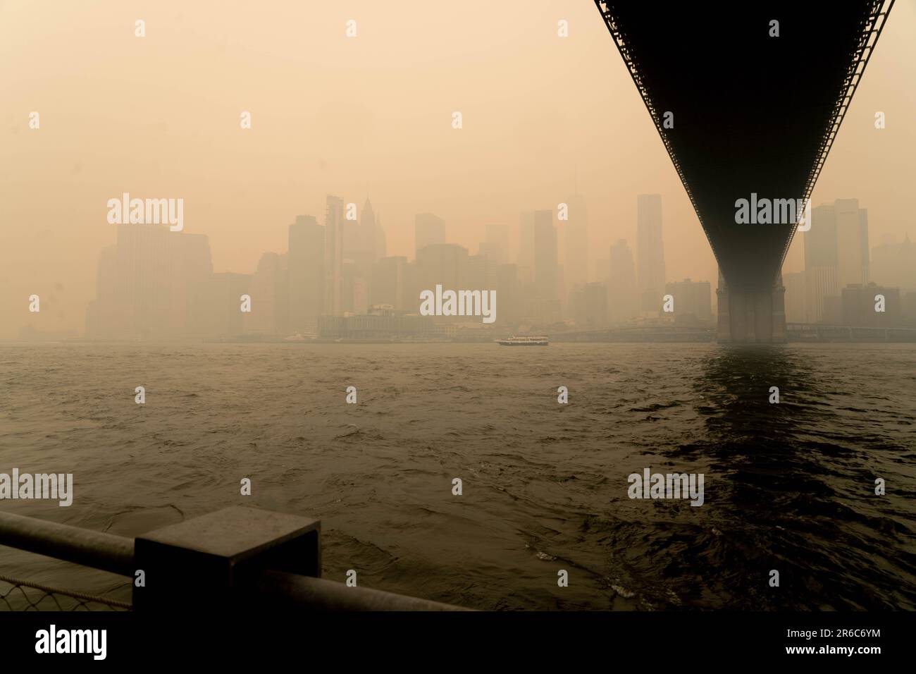 Brooklyn, New York, Stati Uniti. 8th giugno, 2023. Il Ponte Broklyn, come un fosso di fumo, ha avvolto NYC il Mercoledì, originando da incendi canadesi che hanno soffiato verso sud. I livelli di qualità dell'aria hanno raggiunto un record a NYC con numeri che raggiungono i 342 sull'AQI. I funzionari di New York hanno consigliato ai residenti di rimanere al chiuso, limitare l'esposizione all'aperto e indossare maschere all'aperto. Alle popolazioni vulnerabili, come i bambini e gli adulti più grandi, è stato detto di evitare di andare all'esterno. Foto Stock