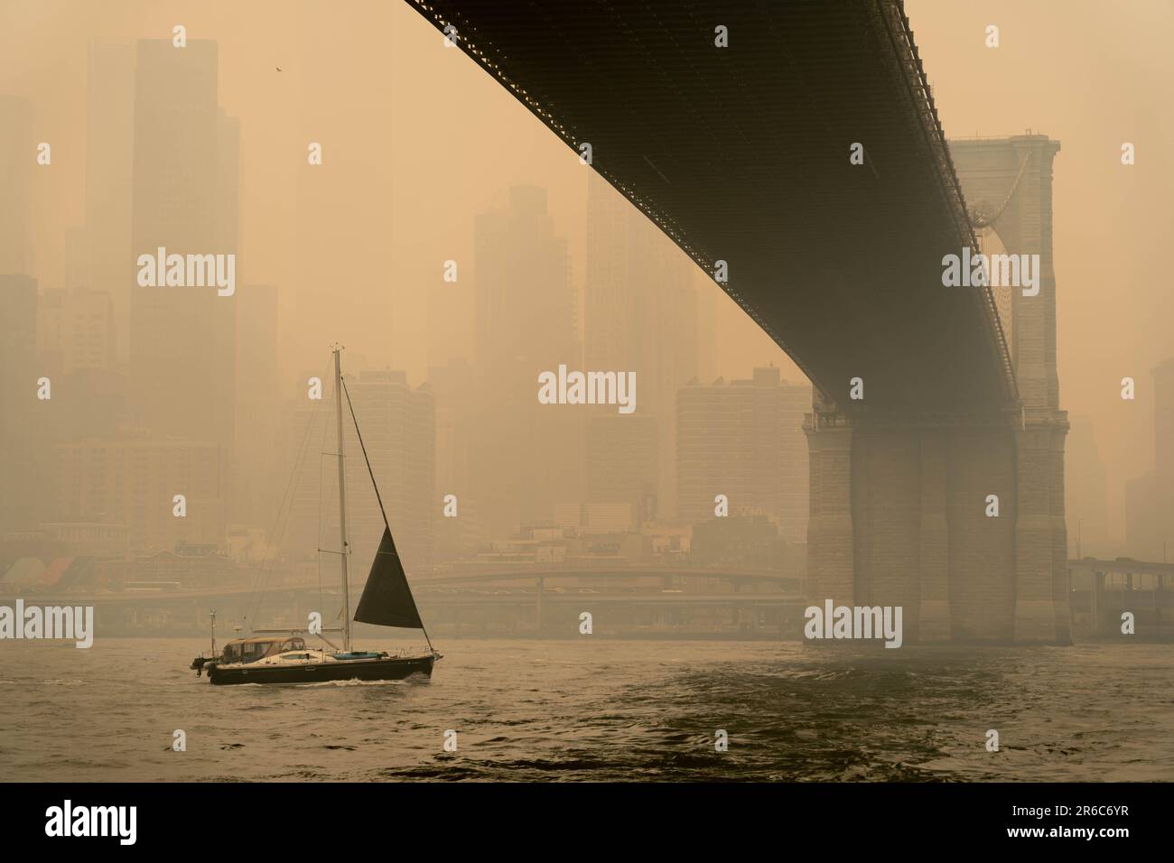Brooklyn, New York, Stati Uniti. 8th giugno, 2023. Il Ponte Broklyn, come un fosso di fumo, ha avvolto NYC il Mercoledì, originando da incendi canadesi che hanno soffiato verso sud. I livelli di qualità dell'aria hanno raggiunto un record a NYC con numeri che raggiungono i 342 sull'AQI. I funzionari di New York hanno consigliato ai residenti di rimanere al chiuso, limitare l'esposizione all'aperto e indossare maschere all'aperto. Alle popolazioni vulnerabili, come i bambini e gli adulti più grandi, è stato detto di evitare di andare all'esterno. Foto Stock