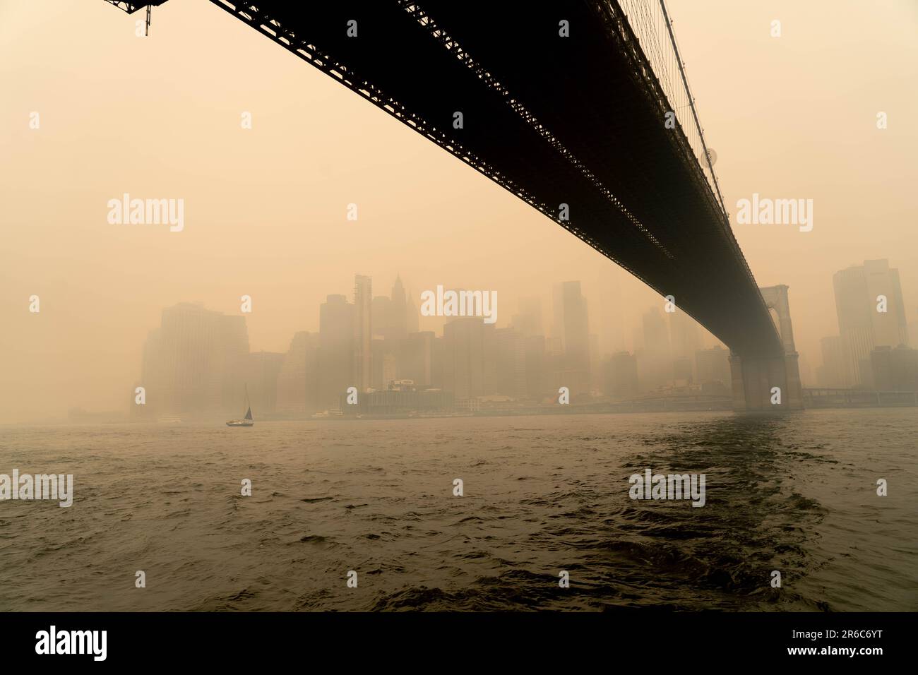 Brooklyn, New York, Stati Uniti. 8th giugno, 2023. Il Ponte Broklyn, come un fosso di fumo, ha avvolto NYC il Mercoledì, originando da incendi canadesi che hanno soffiato verso sud. I livelli di qualità dell'aria hanno raggiunto un record a NYC con numeri che raggiungono i 342 sull'AQI. I funzionari di New York hanno consigliato ai residenti di rimanere al chiuso, limitare l'esposizione all'aperto e indossare maschere all'aperto. Alle popolazioni vulnerabili, come i bambini e gli adulti più grandi, è stato detto di evitare di andare all'esterno. Foto Stock