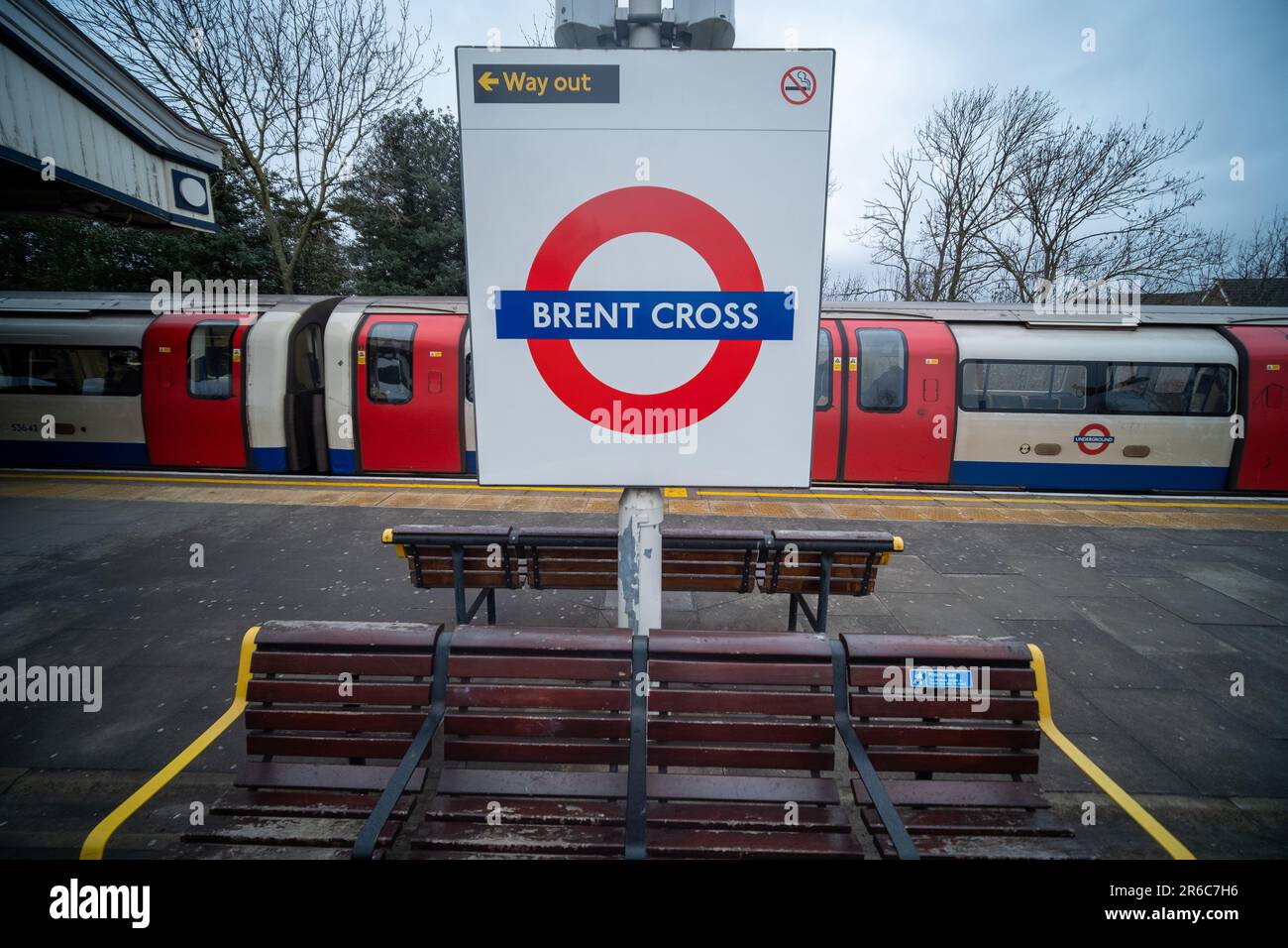 LONDRA - MARZO 2023: Logo Brent Cross sulla piattaforma della metropolitana, stazione della Northern Line Foto Stock