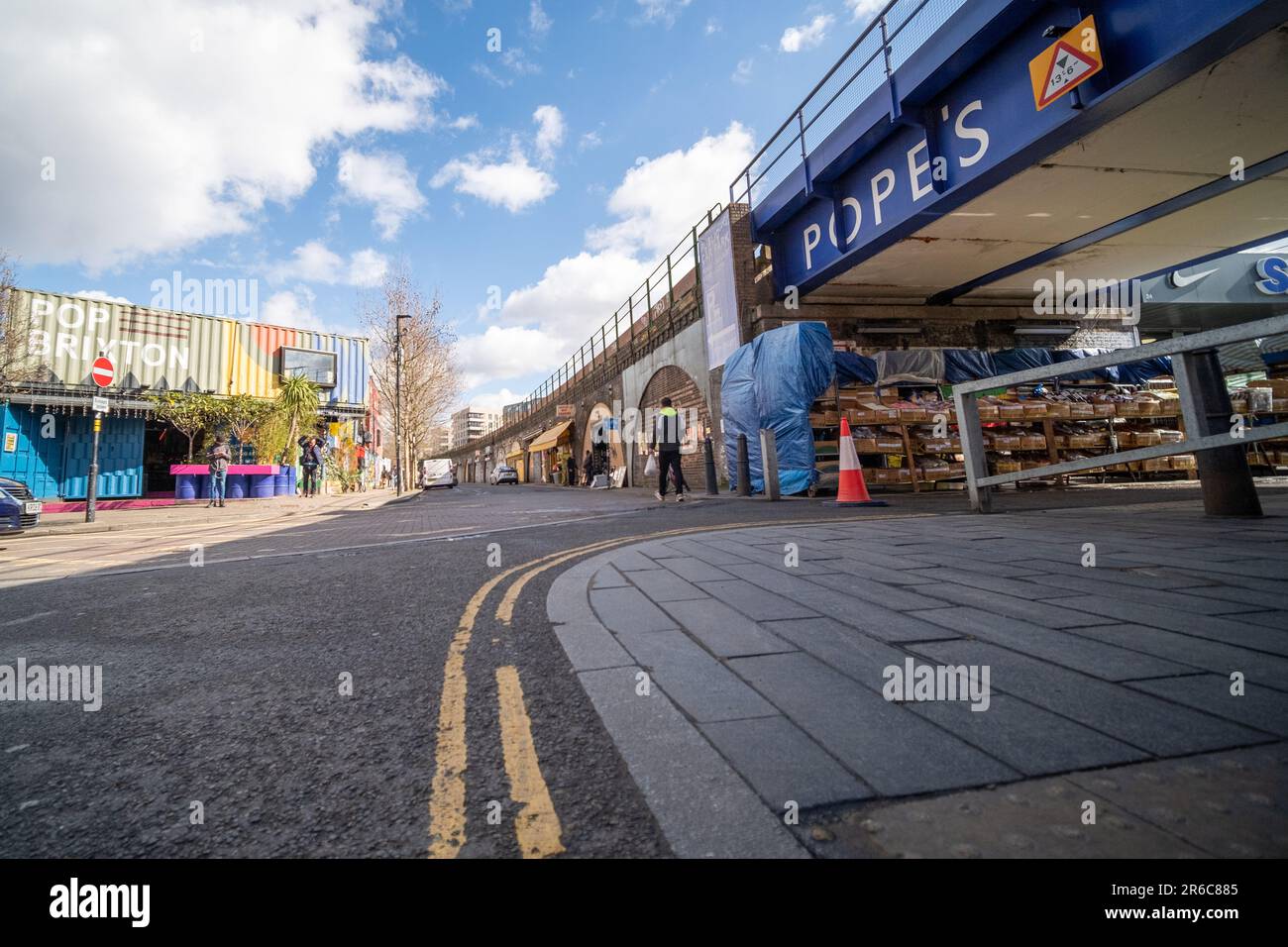 LONDRA, MARZO 2023: Pop Brixton, negozi e negozi di Street food allestiti in contenitori di spedizione riutilizzati a Brixton Foto Stock