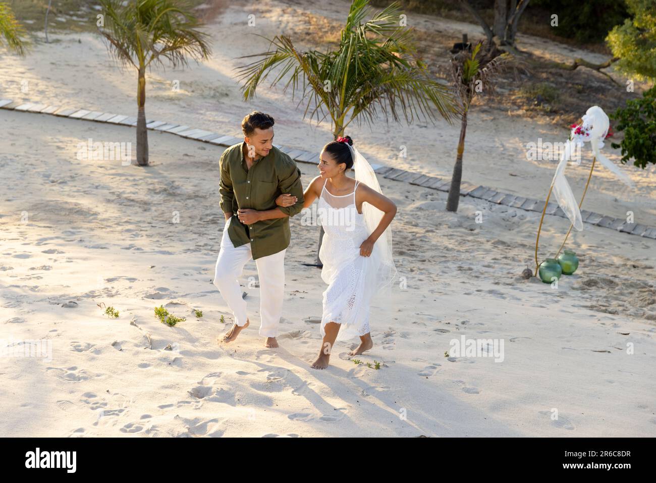 Vista ad alto angolo di una giovane coppia caucasica appena in piedi su una collina sabbiosa in spiaggia, spazio copia Foto Stock