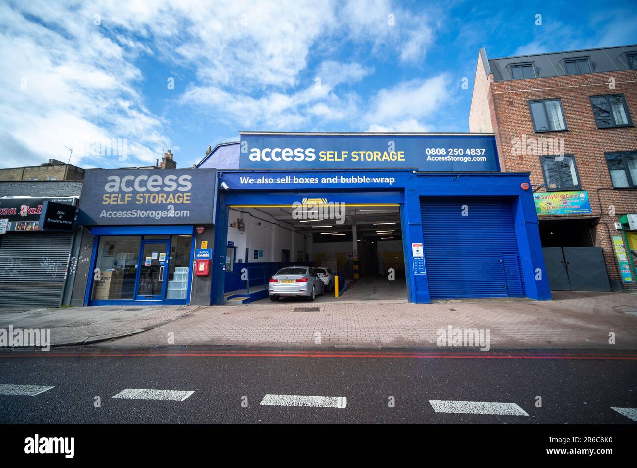 LONDRA, MARZO 2023: Access Self Storage su Brixton Hill, catena di unità di self storage al dettaglio Foto Stock LONDRA, MARZO 2023: Access Self Storage su Brixton Hill, catena di unità di self storage al dettaglio Foto Stock