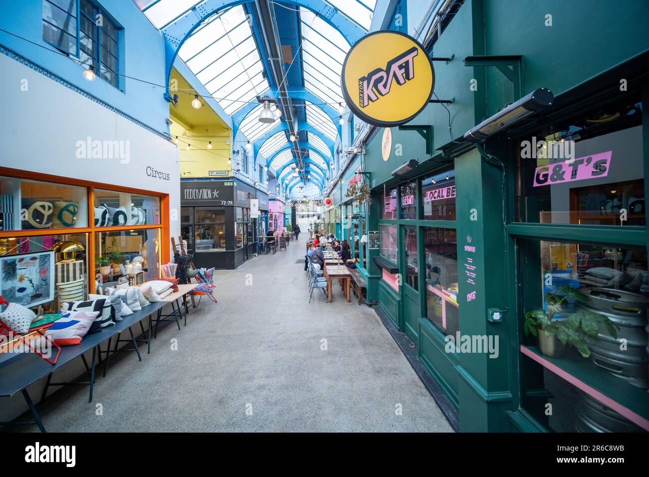 Londra - marzo 2023: Brixton Village, parte del mercato di Brixton, una sala interna con bancarelle alimentari, bar e negozi di abitanti multiculturali Foto Stock