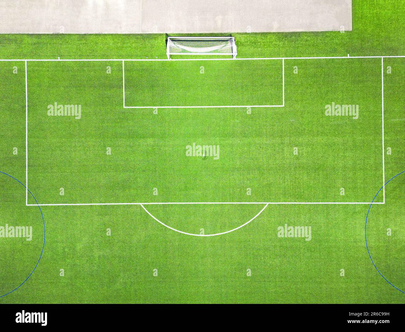 Vista dall'alto dell'area di penalità di un campo da calcio con erba sintetica. Nessuna gente. Foto Stock