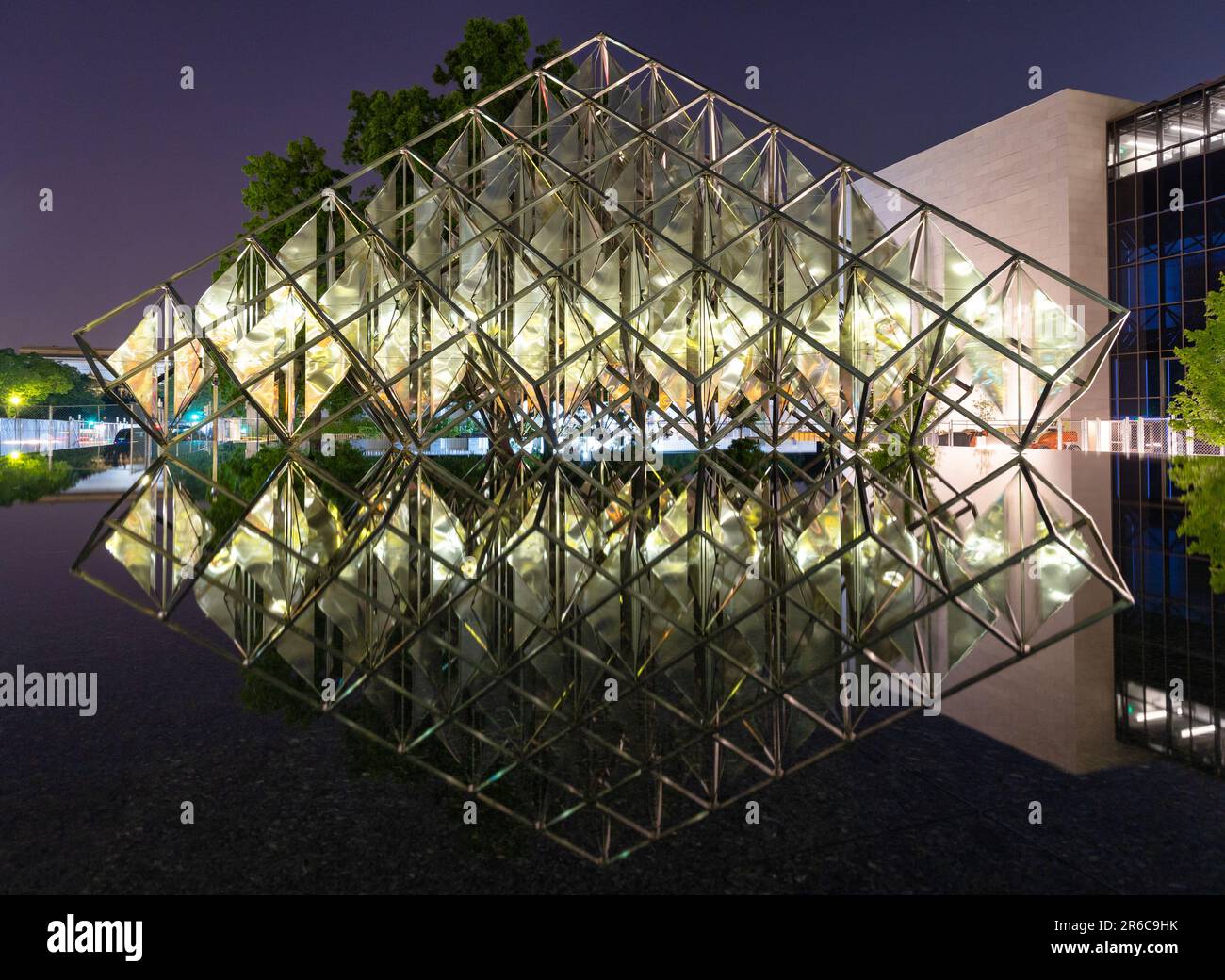 Scultura al di fuori del National Air and Space Museum riflessa in un laghetto di notte Foto Stock