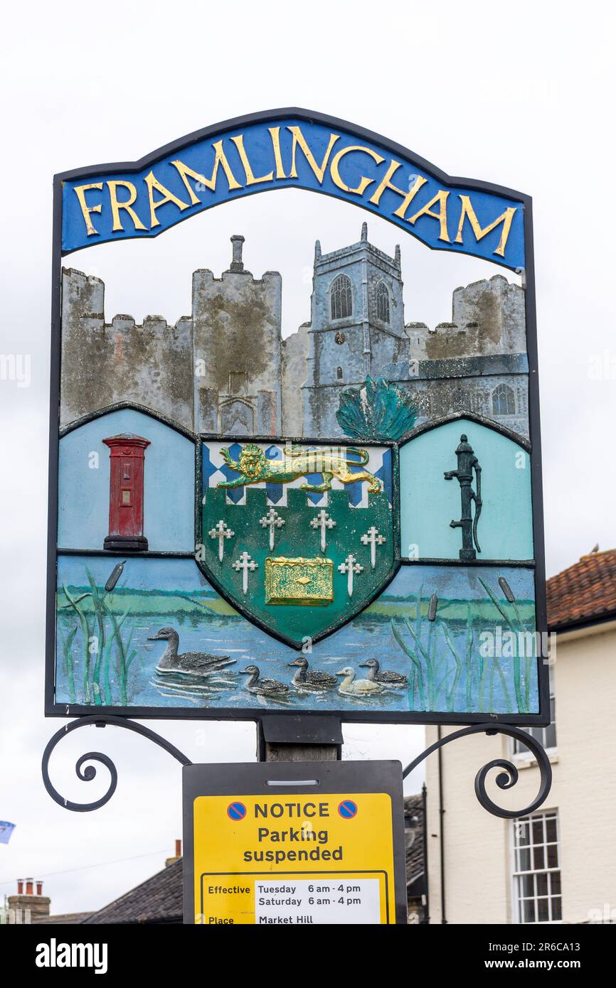 Cartello della città, Market Hill, Framlington, Suffolk, Inghilterra, Regno Unito Foto Stock
