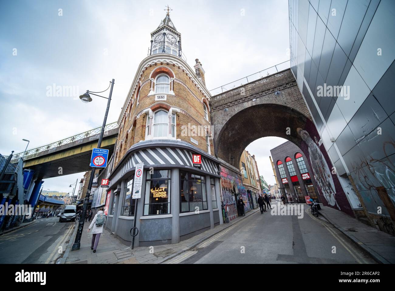 LONDRA, MARZO 2023: Scena di Brixton Street fuori dalla stazione della metropolitana di Londra. Una vivace area del sud-ovest di Londra Foto Stock