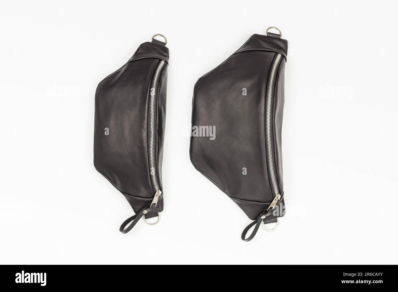 Borsa in vita in pelle nera in due misure su sfondo bianco Foto Stock