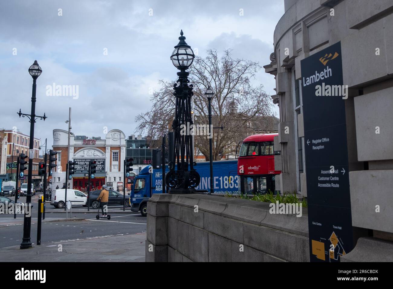 LONDRA, MARZO 2023: Il Lambeth London Borough Council firma e logo fuori dall'edificio del Municipio di Brixton, a sud-ovest di Londra Foto Stock