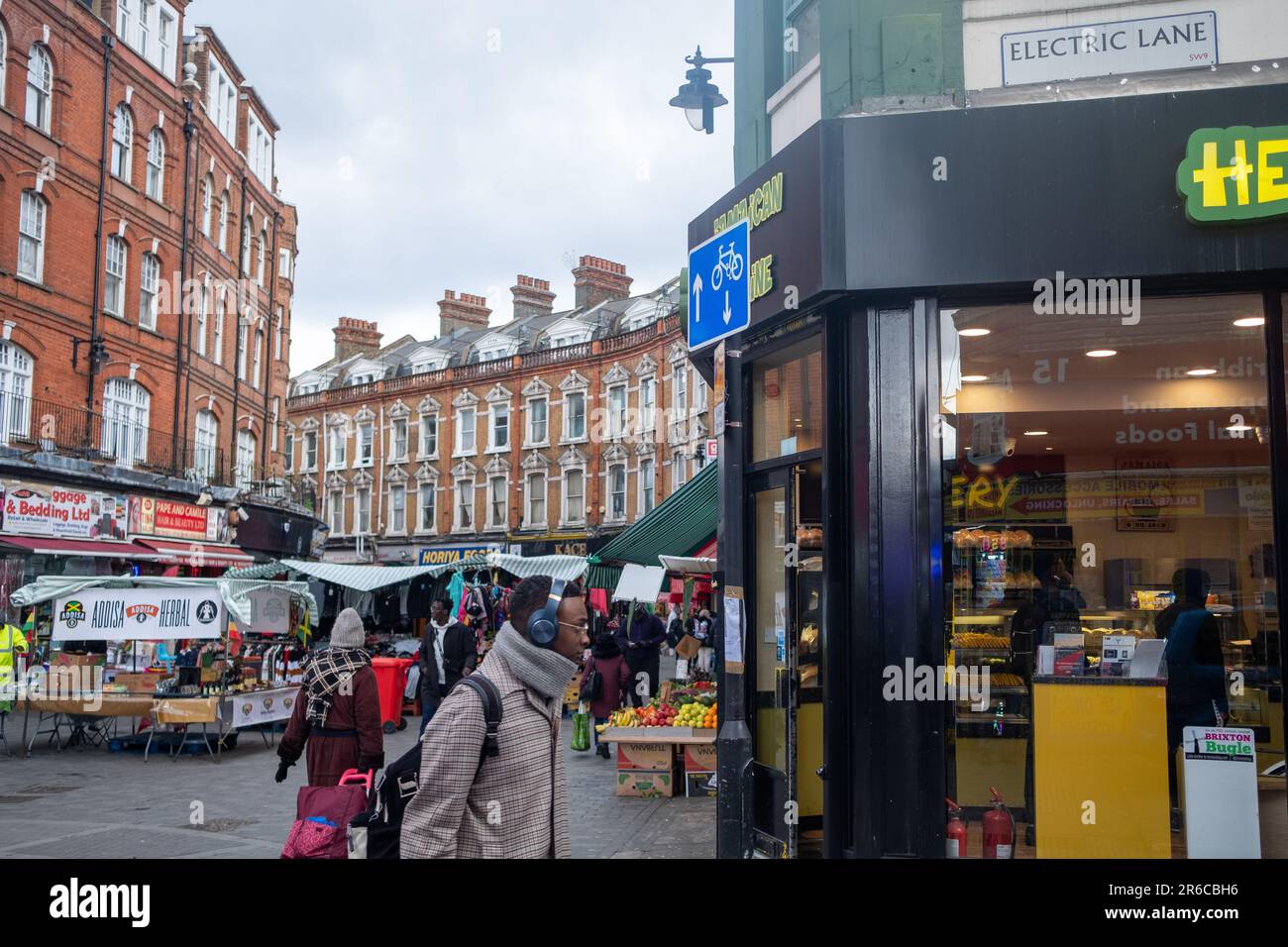 LONDRA, MARZO 2023: Electric Avenue a Brixton, sud-ovest di Londra, famosa strada con mercato e negozi indipendenti, parte del Brixton Village Foto Stock