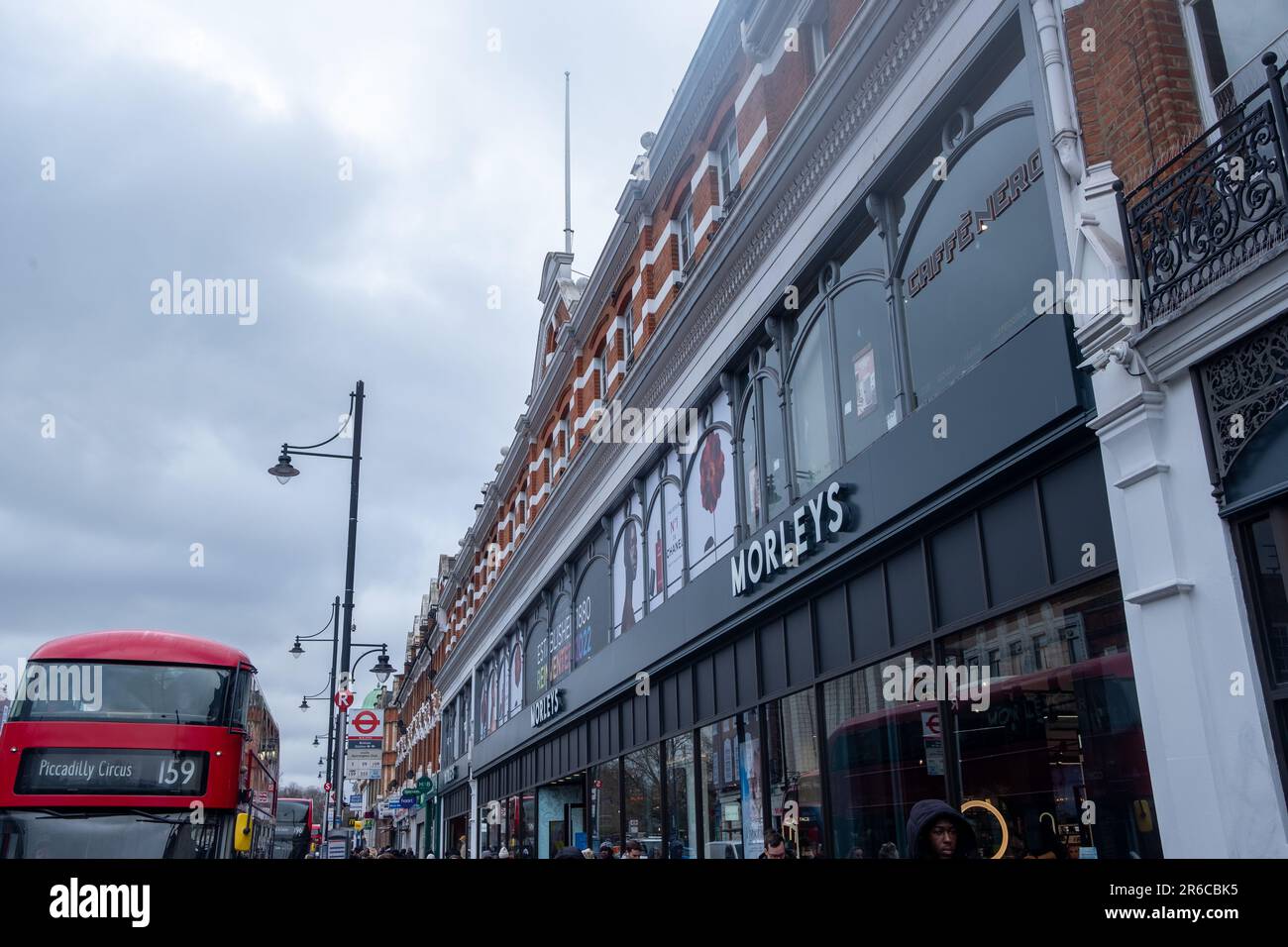 LONDRA, MARZO 2023: Morleys on Brixton Road, un grande e vecchio grande magazzino a 4 piani Foto Stock