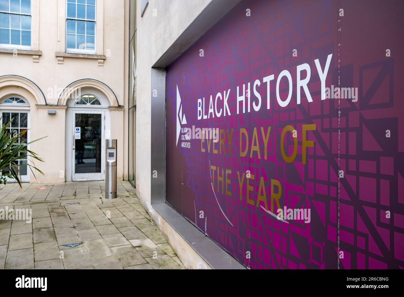 Brixton, Londra - Marzo 2023: Centro degli Archivi culturali neri in Windrush Square Foto Stock