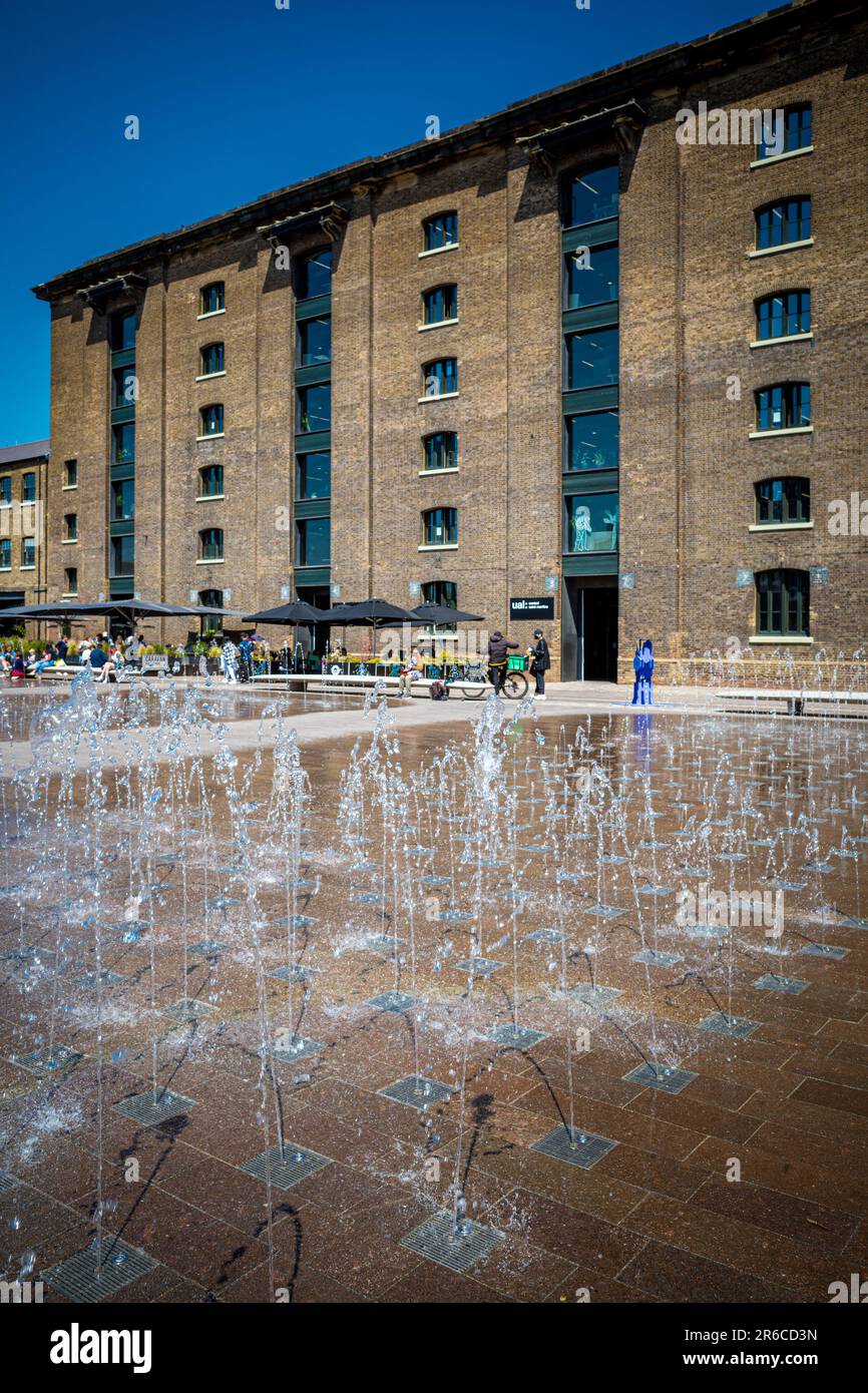 UAL Central St Martins (Università delle Arti di Londra). La UAL Central St Martins Campus a granaio Square vicino a King's Cross a Londra. Foto Stock