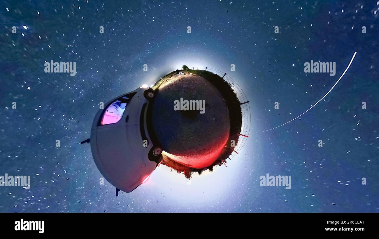 Pass per la stazione spaziale Internazionale presso il White Ford Transit Connect Van 2017 di notte su Tiny Planet Foto Stock