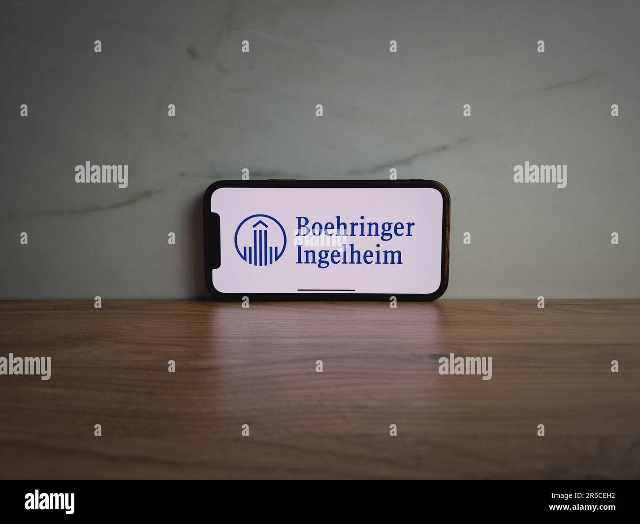 Konskie, Polonia - 8 giugno 2023: Il logo della società farmaceutica Boehringer Ingelheim è visualizzato sullo schermo del telefono cellulare Foto Stock