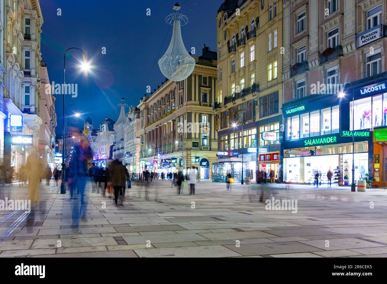 Vienna, Austria - 5 novembre 2009: Vienna - famosa via Graben di notte con la pioggia riflessione sui ciottoli a Vienna, Austria. Foto Stock