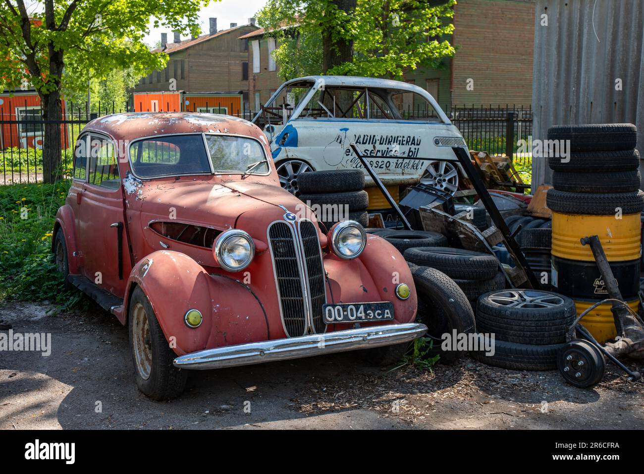 Vecchia BMW 327 derelict sul cantiere del negozio di riparazione auto a Kaevuri 1 nel distretto di Kopli di Tallinn, Estonia Foto Stock