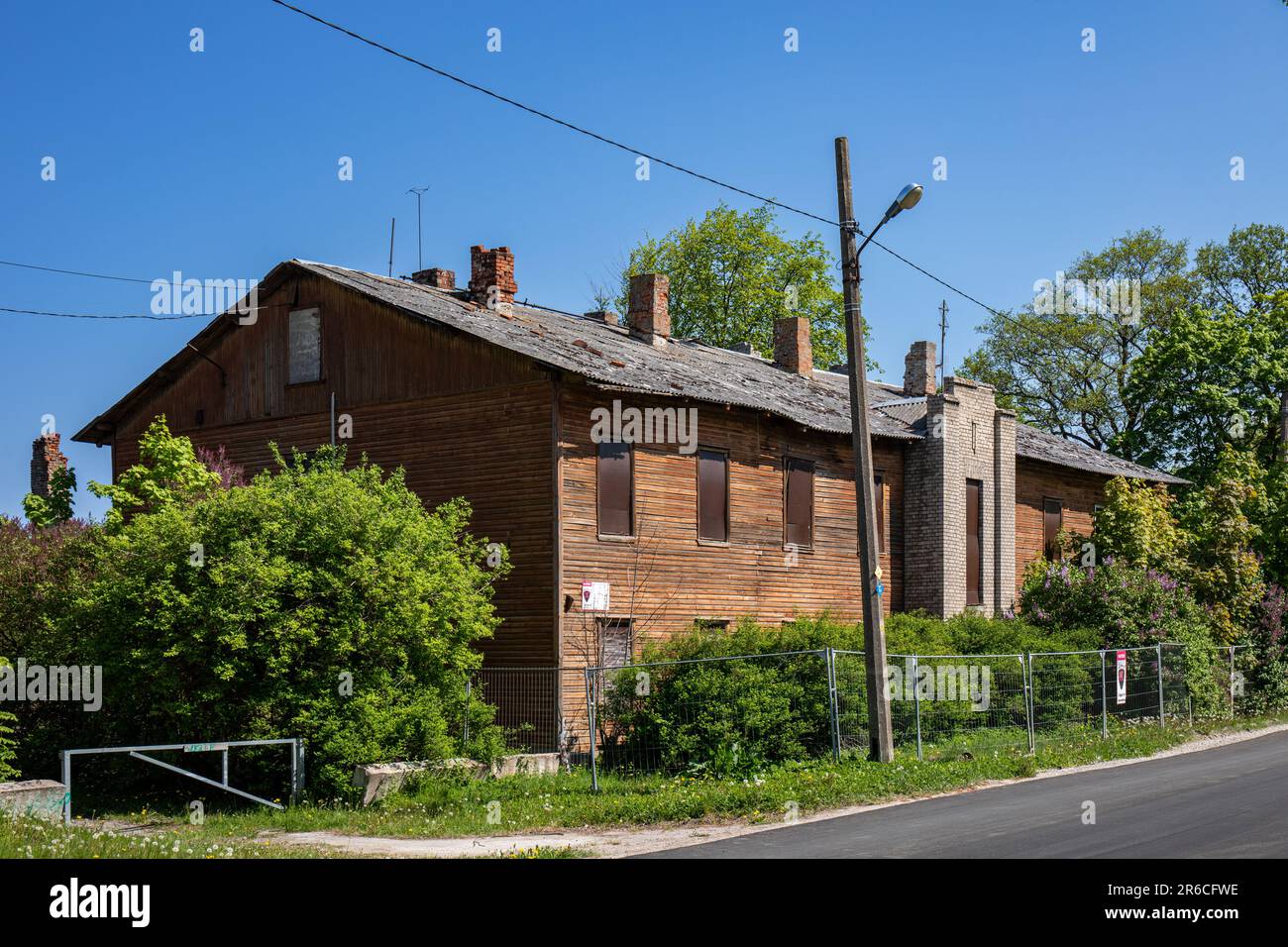 Kopli fiancheggiata o Kopli Lines.Abandoned e derelict edificio residenziale in legno a 1. Liin 2 in una giornata di sole primaverile nel quartiere Kopli di Tallinn, Estonia. Foto Stock