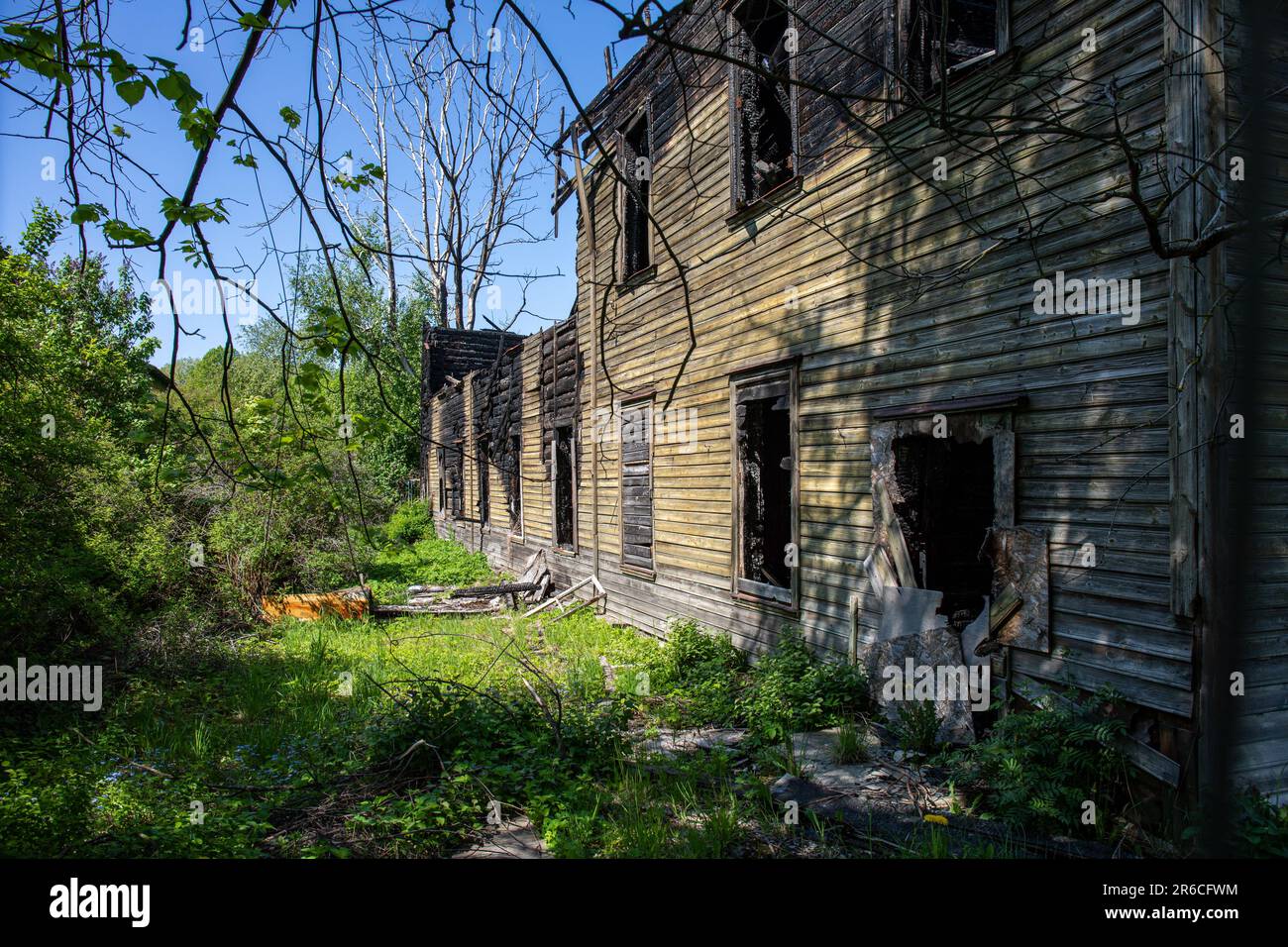 Linee Kopli o liinid Kopli. Un edificio residenziale in legno bruciato nel quartiere Kopli di Tallinn, Estonia. Foto Stock