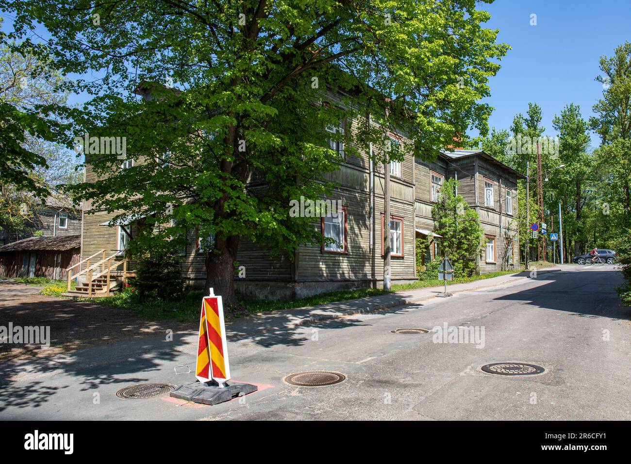 Vecchio edificio residenziale in legno all'angolo di Kopli e Marati nel quartiere Kopli di Tallinn, Estonia Foto Stock
