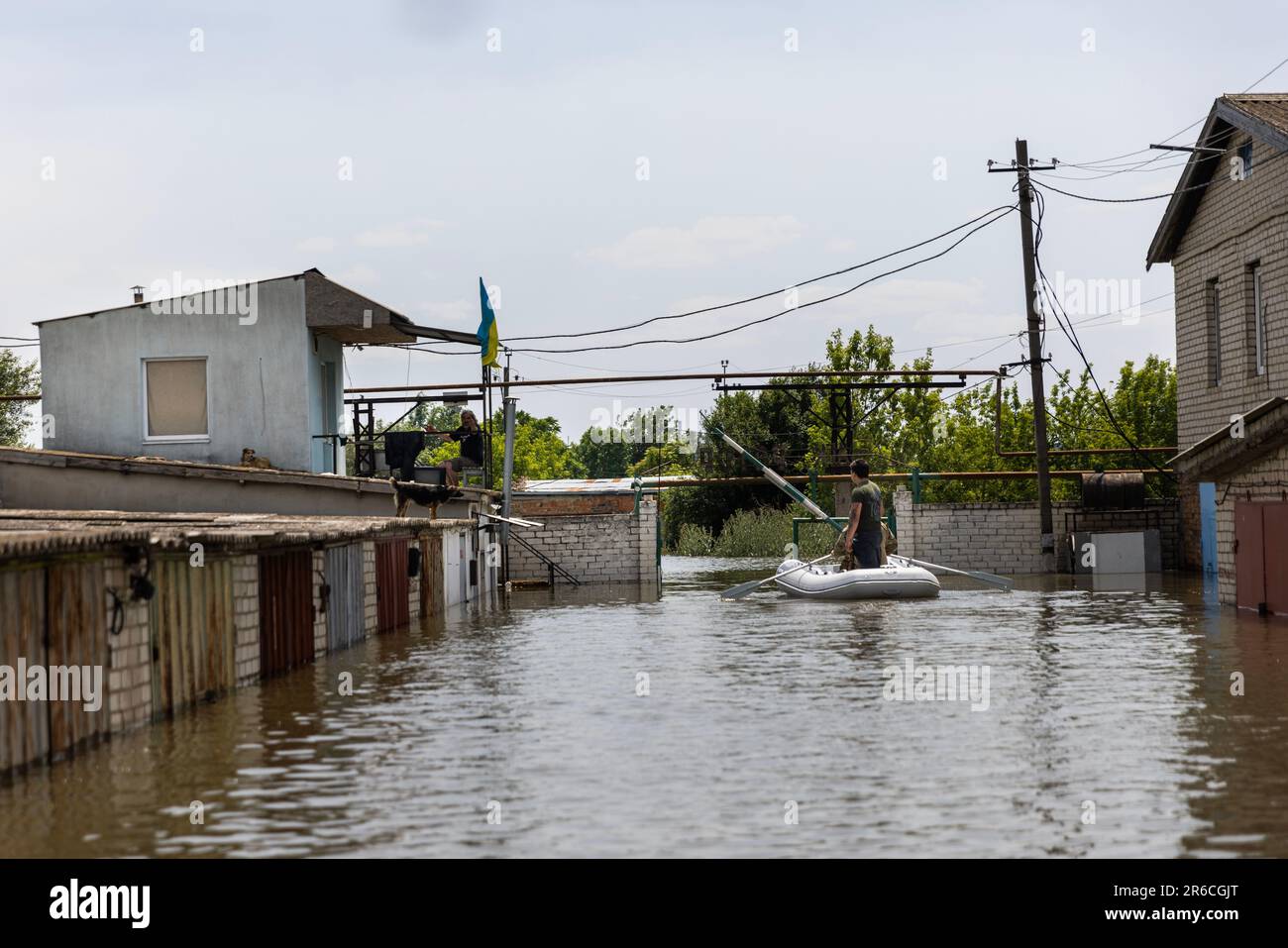 Kherson, Ucraina. 8th giugno, 2023. I soldati della Legione Internazionale di UkraineÃs controllano due uomini che dormono in una stanza del secondo piano per sfuggire all'alluvione a Kherson, in Ucraina, il 8 giugno 2023. La regione di Kherson sta attraversando un'inondazione dal fiume Dnipro dopo che la diga di Nova Kakhovka è stata fatta esplodare. I russi hanno bombardato la regione di Kherson durante le evacuazioni civili in corso. (Credit Image: © Daniel Carde/ZUMA Press Wire) SOLO PER USO EDITORIALE! Non per USO commerciale! Foto Stock