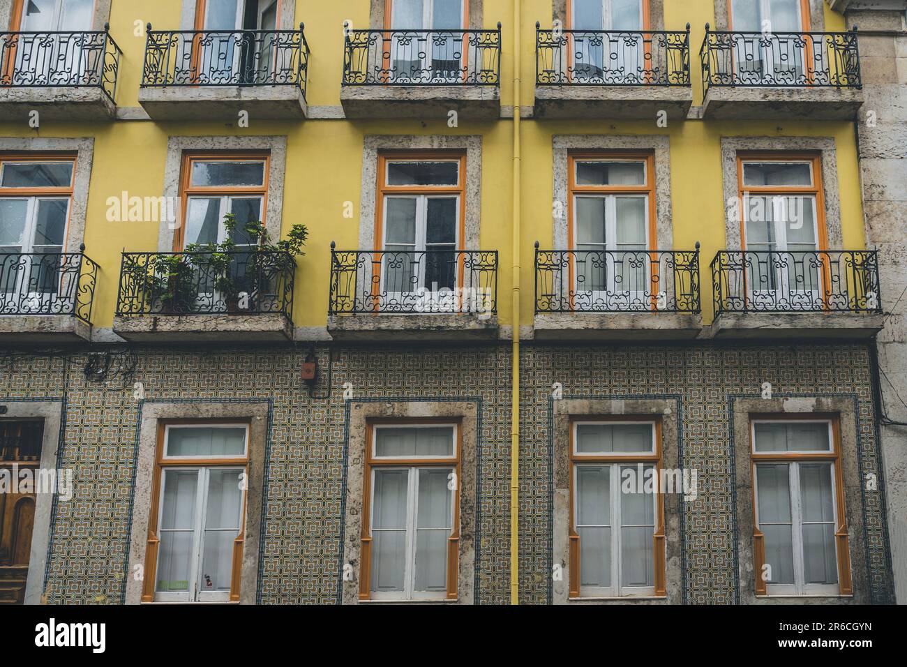 Classico edificio di appartamenti con balconi e persiane a Lisbona, Portogallo Foto Stock