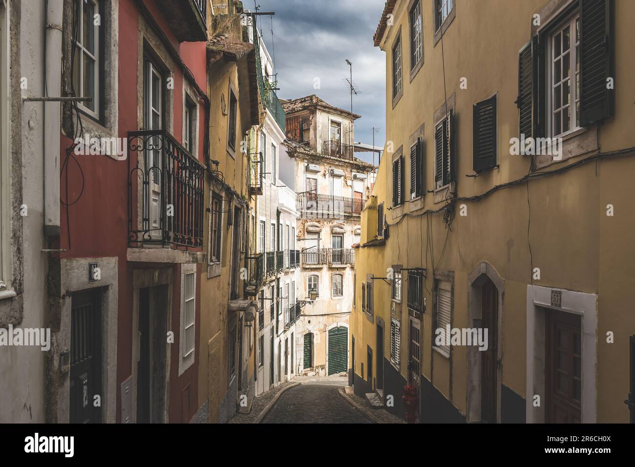 Vista sugli edifici storici di Lisbona, Portogallo Foto Stock