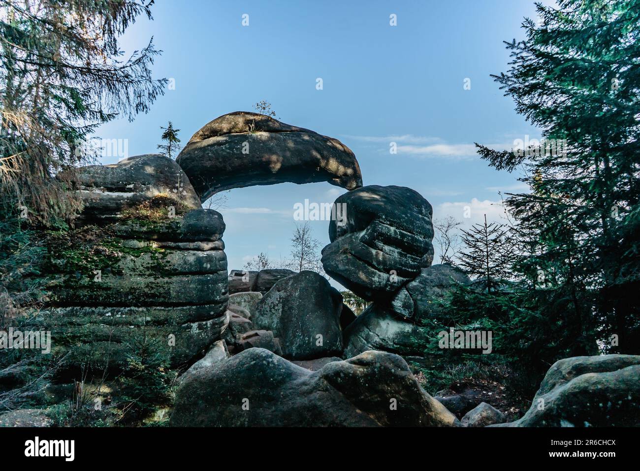Natural Rock Gate nella riserva naturale di Broumov muri, Repubblica Ceca. Old arenaria formazione in Broumovske steny natura Reserve.Czech natura Foto Stock