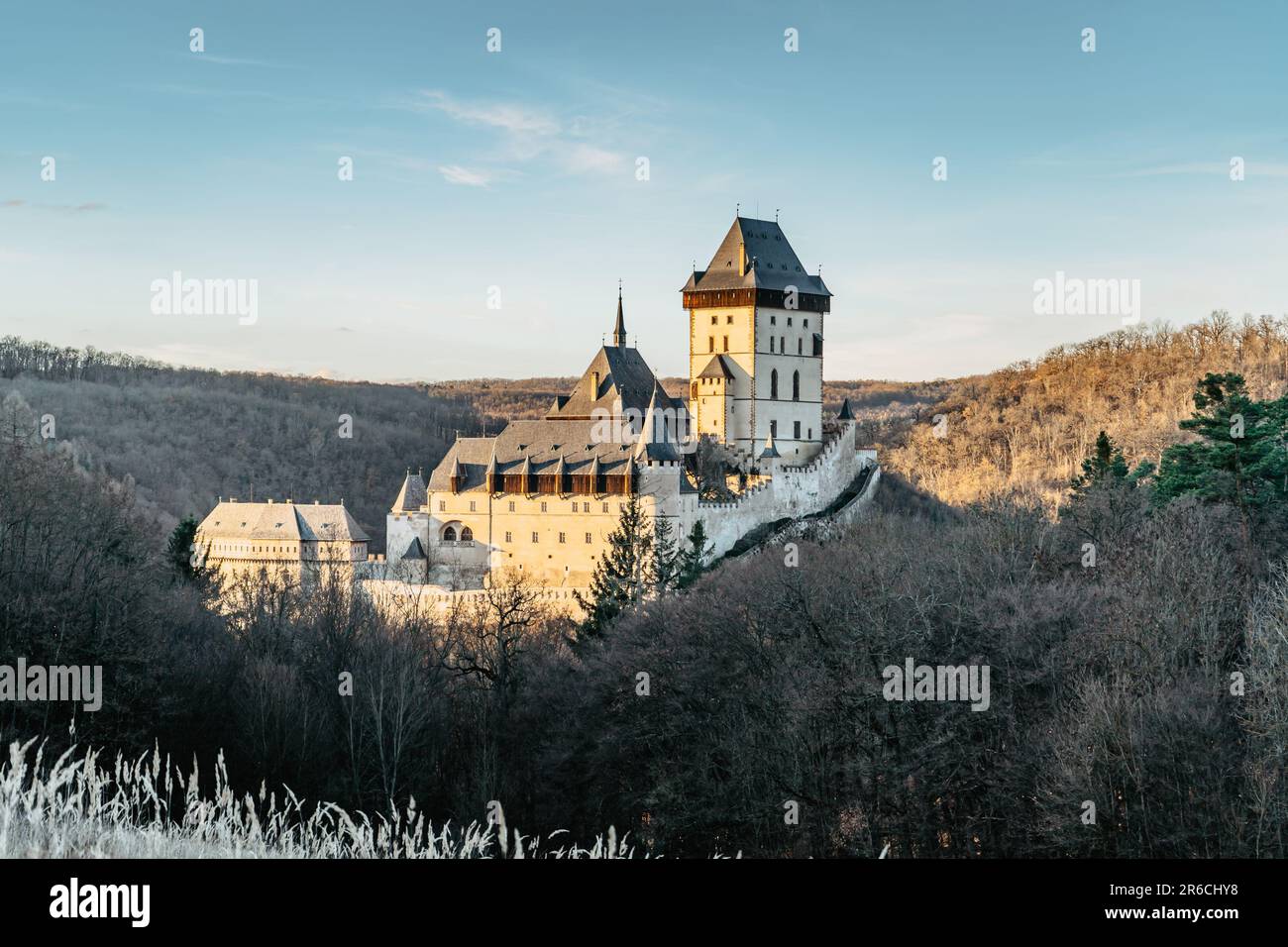 Bellissimo castello gotico reale Karlstejn, Repubblica Ceca. Ci sono gioielli della corona ceca, reliquie sacre, e tesori reali. Popolare castello ceco al tramonto Foto Stock