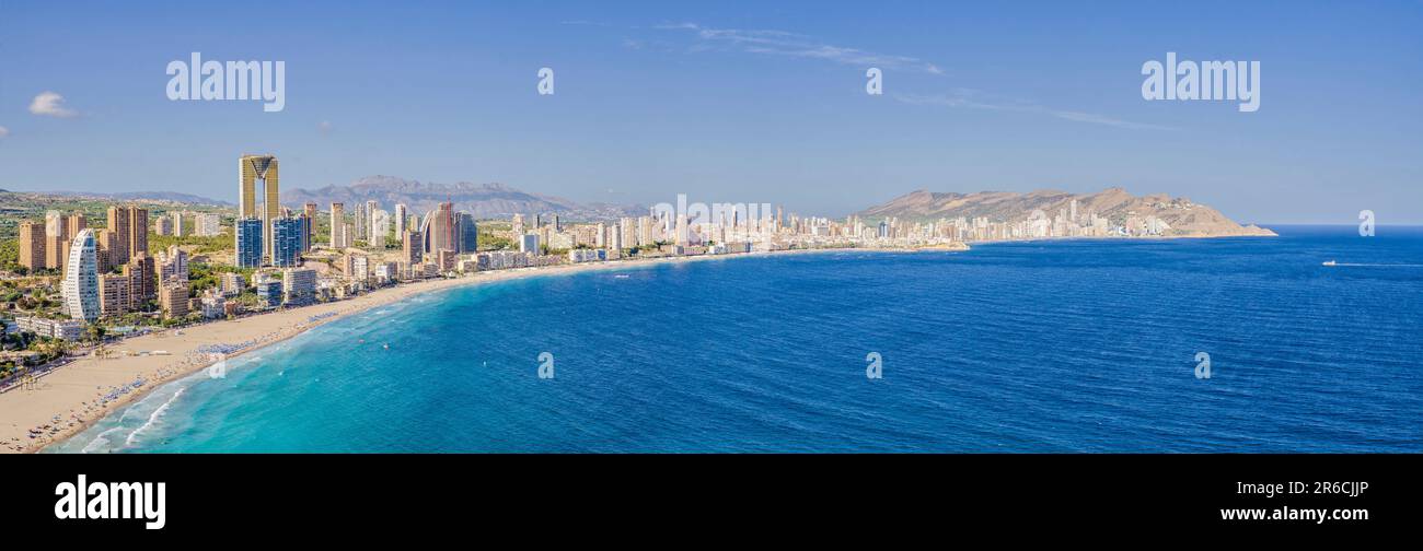 Panorama della città di bendidorm, con i suoi grattacieli e spiagge. Considerata la capitale della Costa Blanca. A Benidorm, Alicante, Spagna. Foto Stock